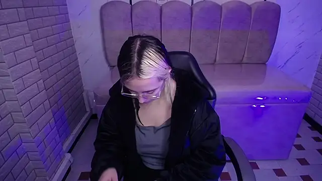 Snapshot of Hela_v chatting on 15, 11, 2025 Hela v online show from 15, 11, 2025