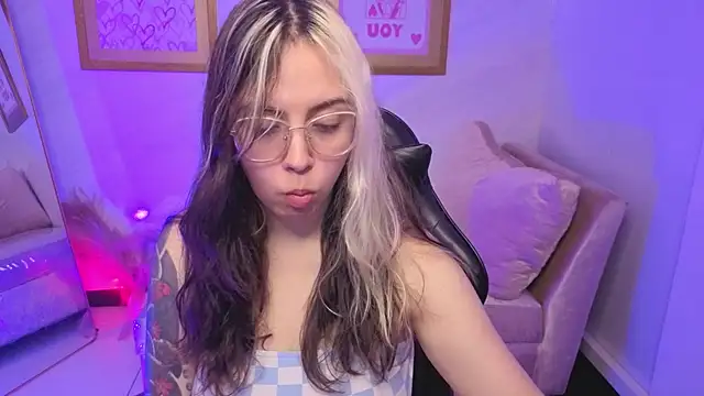 Snapshot of Hela_v chatting on 3, 12, 2025 Hela v online show from 3, 12, 2025