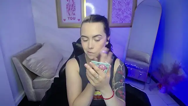 Snapshot of Hela_v chatting on 7, 11, 2025 Hela v online show from 7, 11, 2025