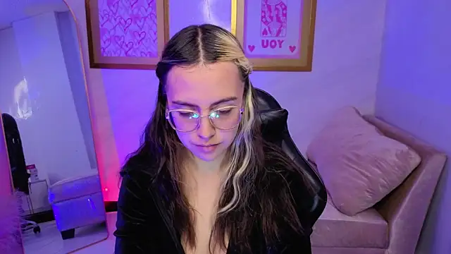 Snapshot of Hela_v chatting on 26, 11, 2025 Hela v online show from 26, 11, 2025