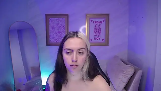 Snapshot of Hela_v chatting on 14, 11, 2025 Hela v online show from 14, 11, 2025