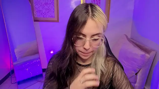 Snapshot of Hela_v chatting on 28, 11, 2025 Hela v online show from 28, 11, 2025