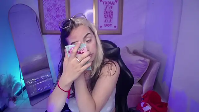 Snapshot of Hela_v chatting on 10, 11, 2025 Hela v online show from 10, 11, 2025