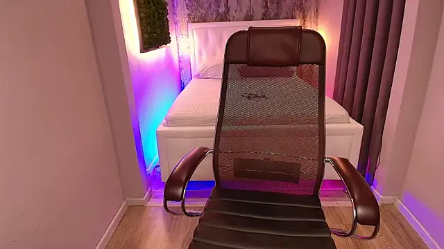 Violet Moreau online show from 16, 10, 2025