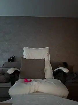 LillySquirtShot online show from 13, 5, 2026