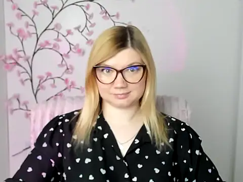 Snapshot of Lola_moree chatting on 15, 5, 2026 Lola moree online show from 15, 5, 2026