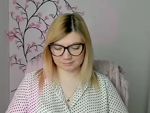Snapshot of Lola_moree chatting on 23, 4, 2026 Lola moree online show from 23, 4, 2026