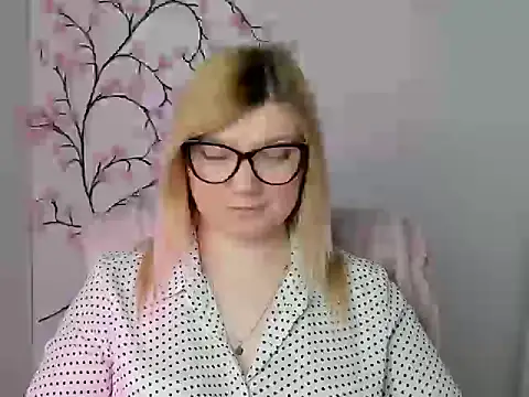 Snapshot of Lola_moree chatting on 23, 4, 2026 Lola moree online show from 23, 4, 2026