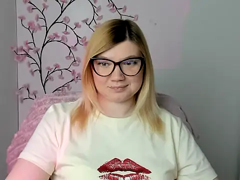Snapshot of Lola_moree chatting on 8, 5, 2026 Lola moree online show from 8, 5, 2026