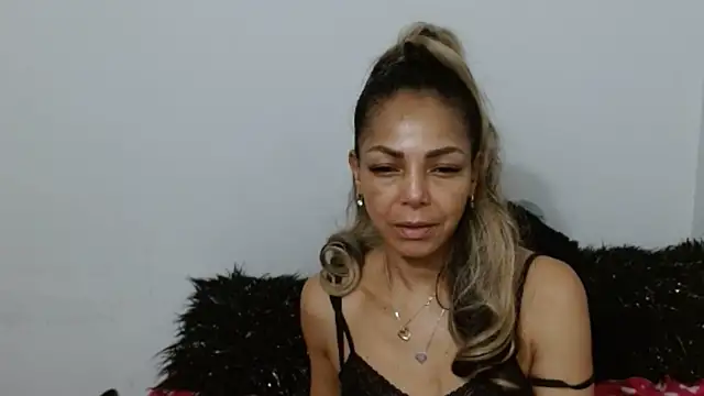 Lunasquirt1985 online show from 24, 10, 2025