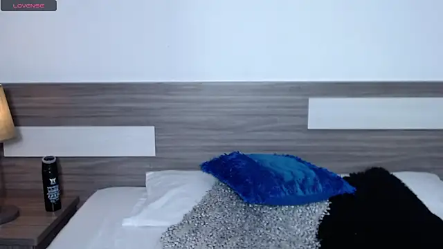 Liiamthompson online show from 10, 11, 2025