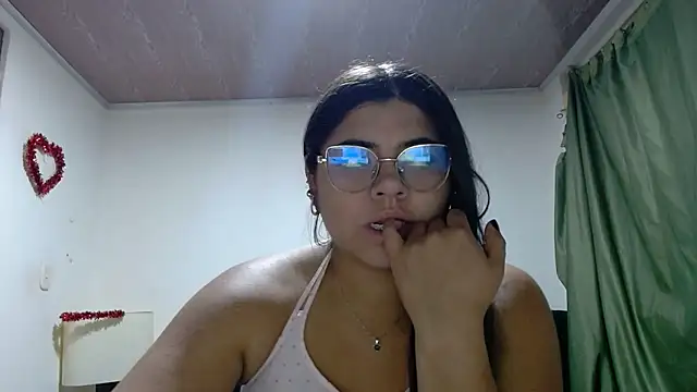 Snapshot of viccky_vick chatting on 14, 10, 2025 viccky vick online show from 14, 10, 2025