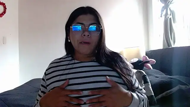 Snapshot of viccky_vick chatting on 23, 10, 2025 viccky vick online show from 23, 10, 2025