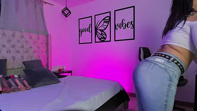 nicolee millerr online show from 13, 4, 2026