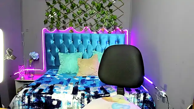 IZZY BEAUTIFUL online show from 6, 3, 2025