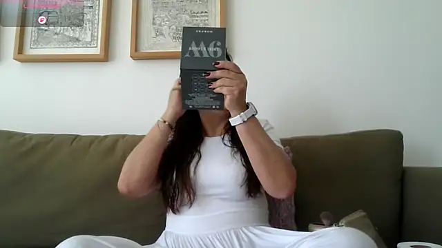 MirandaLatinaLovely online show from 16, 4, 2026