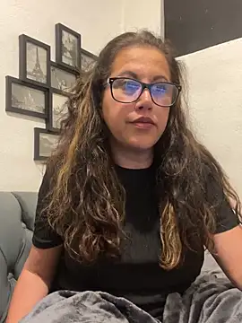 MirandaLatinaLovely online show from 23, 12, 2025