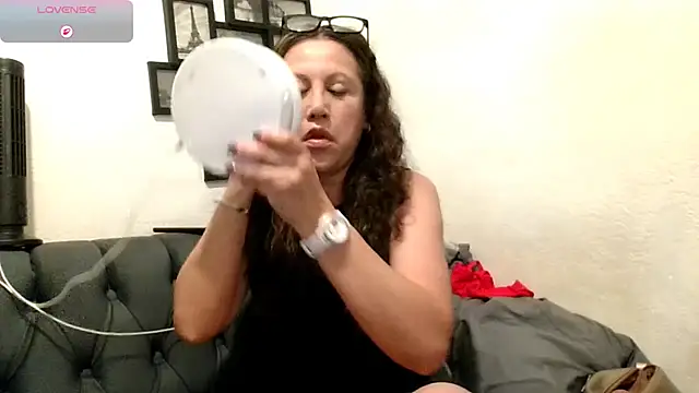 MirandaLatinaLovely online show from 12, 4, 2026