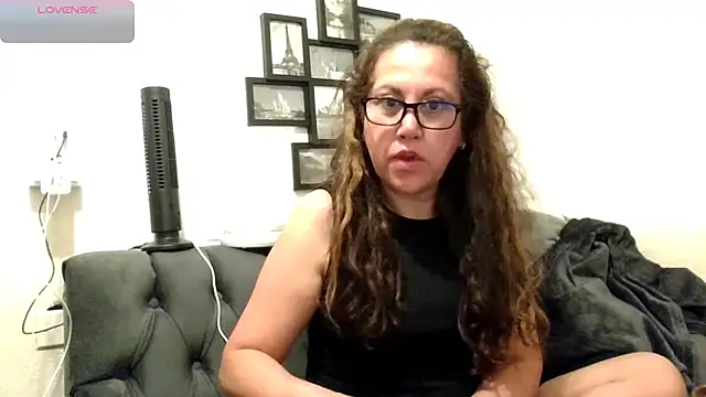 MirandaLatinaLovely online show from 2, 4, 2026