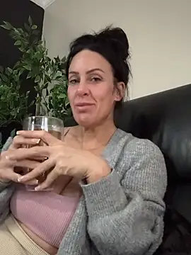 Snapshot of goddess-harper chatting on 18, 12, 2025 goddess-harper online show from 18, 12, 2025