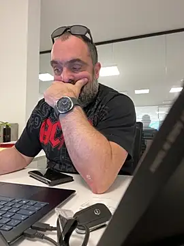 fuocovivo4 online show from 5, 3, 2025