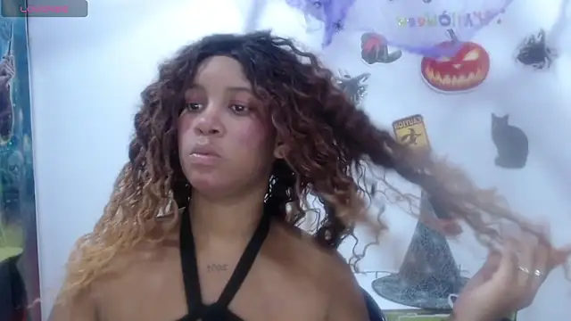 Snapshot of CanelaFierce chatting on 31, 10, 2025 CanelaFierce online show from 31, 10, 2025