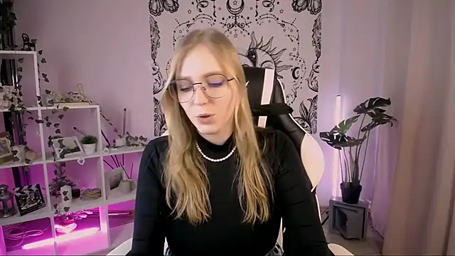 Snapshot of VeronicaAndersen chatting on 3, 3, 2025 VeronicaAndersen online show from 3, 3, 2025