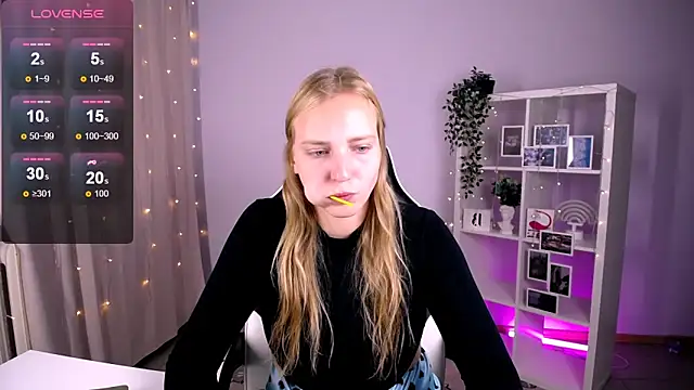 Snapshot of VeronicaAndersen chatting on 10, 10, 2025 VeronicaAndersen online show from 10, 10, 2025