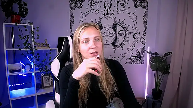 Snapshot of VeronicaAndersen chatting on 3, 10, 2025 VeronicaAndersen online show from 3, 10, 2025