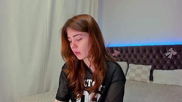 Ella Mayers online show from 5, 3, 2025