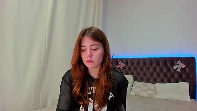 Ella Mayers online show from 6, 3, 2025