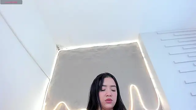 Lia Guzman online show from 7, 11, 2025