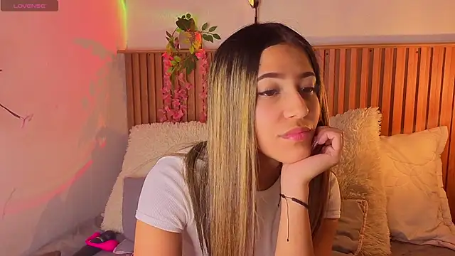 Snapshot of vicky_bass chatting on 8, 10, 2025 vicky bass online show from 8, 10, 2025