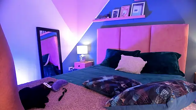 Gigi Strawberry online show from 20, 12, 2025