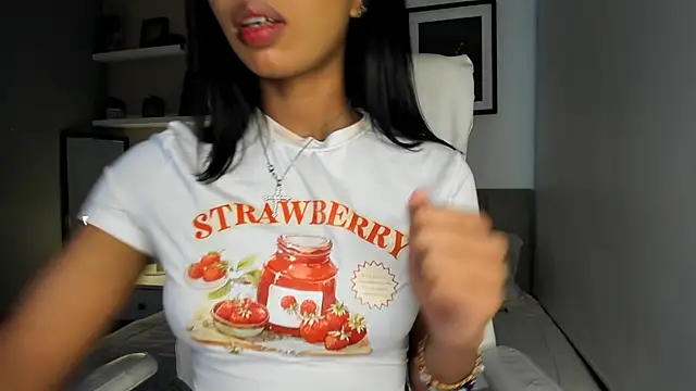 Snapshot of Gigi_Strawberry chatting on 15, 10, 2025 Gigi Strawberry online show from 15, 10, 2025