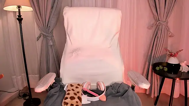 Snapshot of Gigi_Strawberry chatting on 6, 11, 2025 Gigi Strawberry online show from 6, 11, 2025