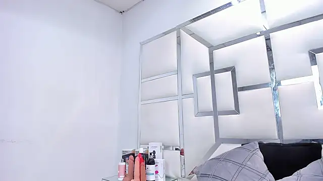 ZoeWan69 online show from 7, 2, 2026