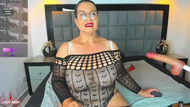 Snapshot of Your_Lady_Milf chatting on 4, 10, 2025 Your Lady Milf online show from 4, 10, 2025