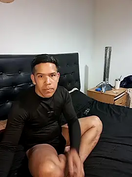 Snapshot of liamlara chatting on 2, 10, 2025 liamlara online show from 2, 10, 2025