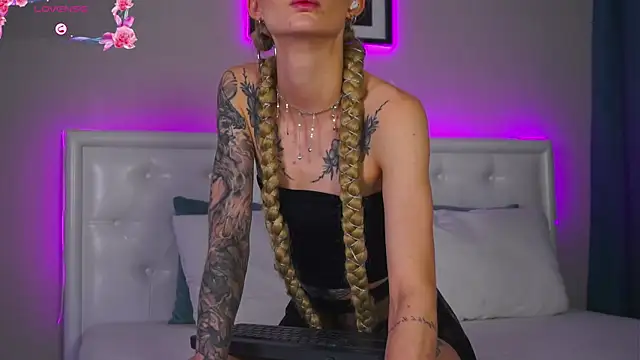 LeaCox  online show from 9, 11, 2025