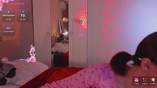 Mia Luw online show from 12, 11, 2025