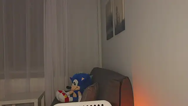 Mia Luw online show from 5, 4, 2026