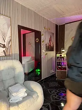Snapshot of Madissonlove_1 chatting on 4, 6, 2026 Madissonlove 1 online show from 4, 6, 2026