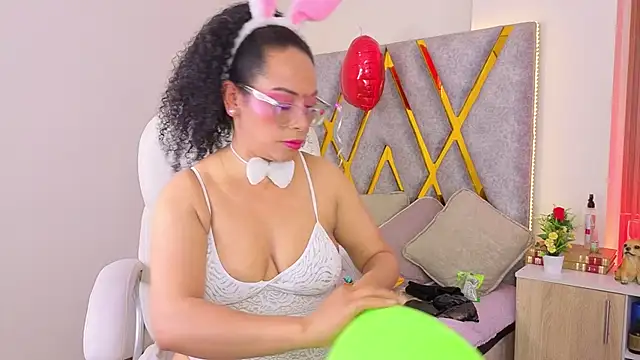 Cintiia Holmes online show from 2, 4, 2026