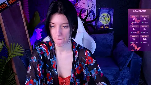 roxy riot  online show from 30, 10, 2025