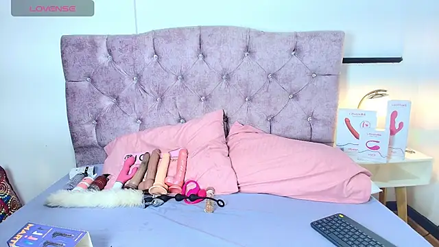 Snapshot of Skye_Moore chatting on 5, 11, 2025 Skye Moore online show from 5, 11, 2025