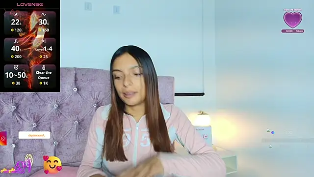 Snapshot of Skye_Moore chatting on 21, 10, 2025 Skye Moore online show from 21, 10, 2025