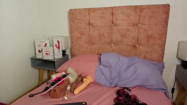 Snapshot of Skye_Moore chatting on 14, 10, 2025 Skye Moore online show from 14, 10, 2025