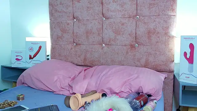 Snapshot of Skye_Moore chatting on 13, 10, 2025 Skye Moore online show from 13, 10, 2025