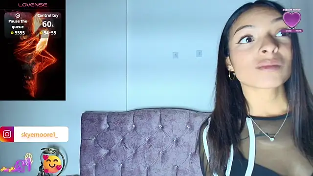 Snapshot of Skye_Moore chatting on 4, 11, 2025 Skye Moore online show from 4, 11, 2025